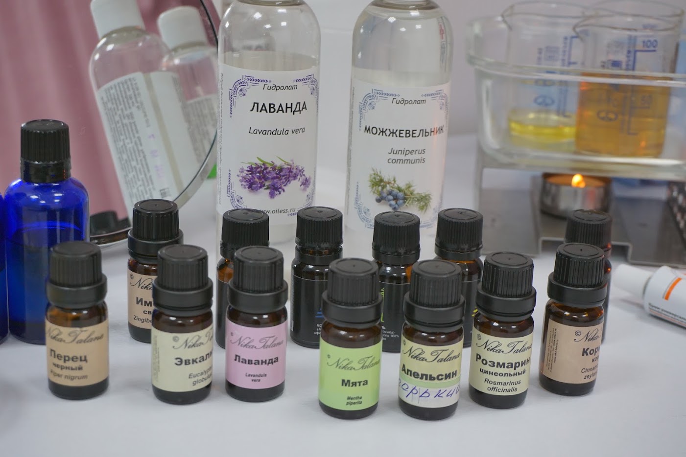 Флаконы эфирных масел и гидролаты лаванды и можжевельника из авторского рабочего набора